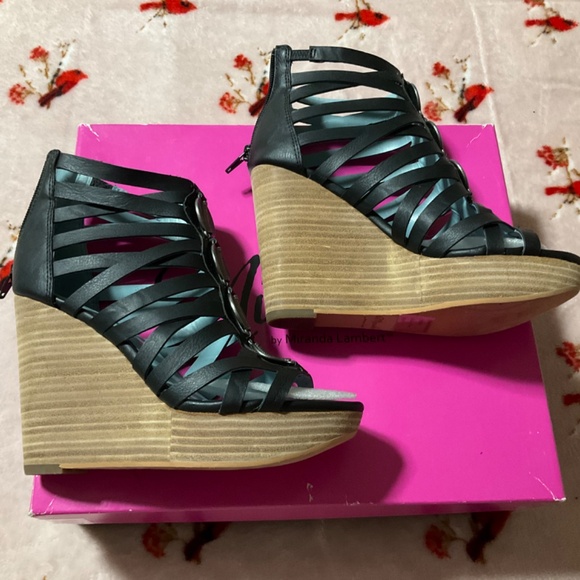 NIB Miranda Lambert Black wedge sandal Size 6 1/2 4.25” heel Back zip Gladiator - Picture 8 of 13